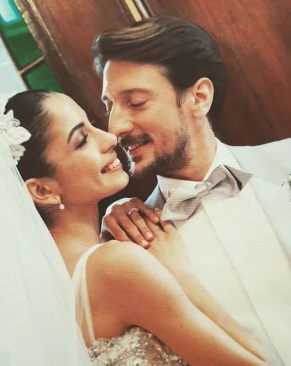 Beyza ekerci Hepileri:    "27.05.2015 Hayatmn en gzel gnlerinin balangcna &#8220;evet&#8221; dediim ilk gnd o gn. imdi ise ok baka bir heyecann iinde, nc ylmzda 3. yemizi bekliyoruzok krAkm, sevgilim, srdam, koca yreklim seni seviyorum. Nice salkl uzun mrlerimiz olsun, Allah seni bamzdan hi eksik etmesin."