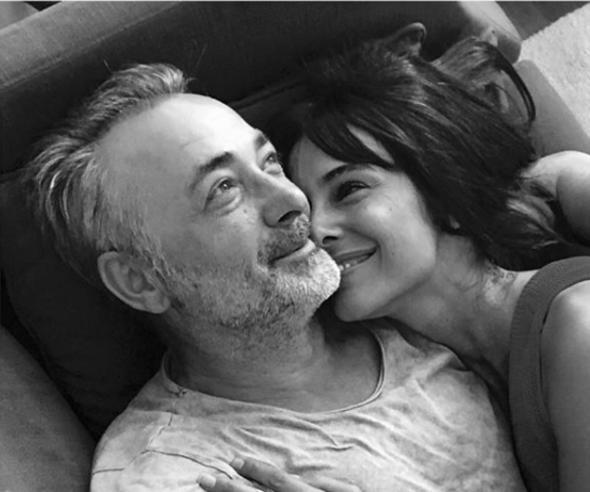 Onan'n sadece evlilik tarihleri olan 1 Austos 1996 notuyla paylat bu poz, takipilerinden ok sayda beeni ald. Onan'n takipileri ifte bol bol "Maallah, Allah nazardan korusun" mesajlar yazd.