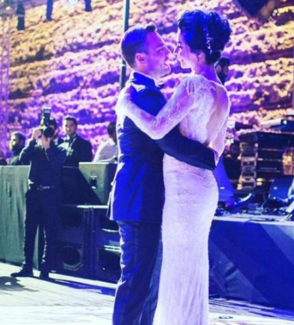 Merve Boluur, Murat Dalkl ile evliliinin birinci yln "Hep byle bakalm birbirimize" notu eliinde paylat bu kareyle kutlad.