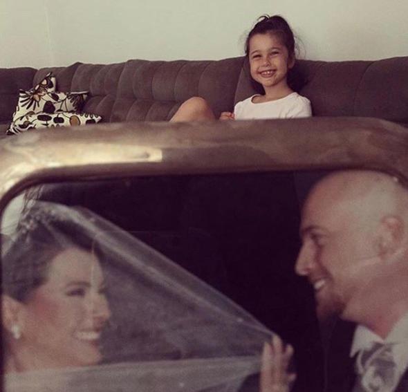 Aelya Akkoyun "Bugn evliliimizin tam 12'nci yl doldu... Ben her geen gn seninle olan birlikteliime ve gzel ailemize krediyorum.&#65533;    lk gnk akla derler ya; yle deil benim iin her geen gn daha da katlanarak :) Farklyken btn olmak, mutluluundan mutlu olmak, hibir ey yapmasa da varlndan huzur dolmak... Bence mutlu olmak iin gerekli tek ey sevgi. Bana bu sevgiyi yaattn iin, bu yuvann olumasnda n ayak olduun ve i hayatmda arkamda durduun iin sana teekkr ediyorum. Nice yllarmz olsun" notunu yazd.&#65533;