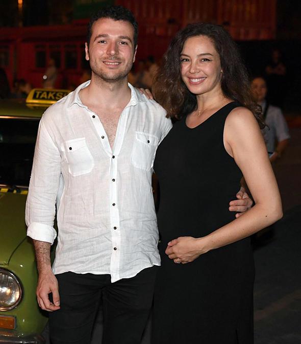 Azra Akn 4 yldr birlikte olduu erkek arkada Atakan Koru ile getiimiz yl bugn nikah masasna oturmutu.