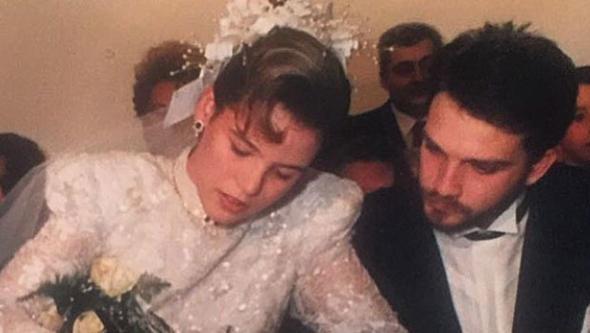 Trk sinemasnn "drt yaprakl yonca'sndan Hlya Koyiit'in kz Glah bundan 30 yl nce bugn hayatn Ender Alkolar ile birletirdi. Glah Alkolar, bugn mutlu yuvalar iin imzalar attklar gnn yldnmn Instagram'da yapt romantik bir paylamla kutlad.