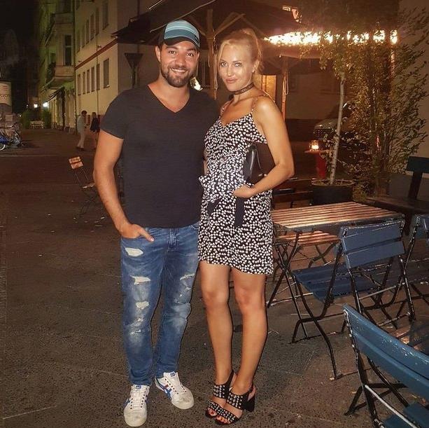 Bassel Alzaro, Meryem Uzerli&#8217;nin 4 yandaki kz Lara ile daha nce tanmt.