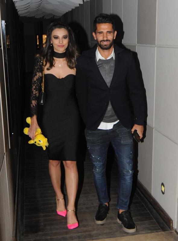 Gzel oyuncu Tuvana Trkay, sevgilisi Alper Potuk&#8217;la ktklar bar yemeinde Potuk&#8217;a, sosyal medya yasa koyduu iddia edildi.