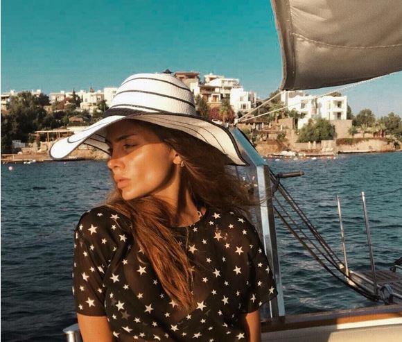 Beikta'n yldz kalecisi Loris Karius model ve blogger Melis Aya Deirmenciolu'na sosyal medyadan mesaj yollad. Deirmenciolu bu mesaj sayfasna tad.
