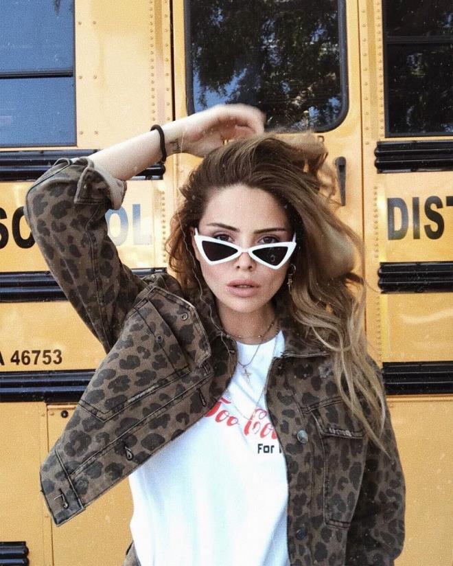 Deirmenciolu, Karius Beikta'a transfer olduunda, "Beikta'n kalecisi diyorum kzlar o kadar yani diyorum sadece" tweetini atmt. Bunun zerine yeni bir tweet daha atan Deirmenciolu, "Bu tweeti attm icin denk geldi ve ss paylastm. Neden ifa diyenlere u ana kadar gelen futbolcu oyuncu mesajlarn koysam ifa olurdu okay ama sasrdm ve attm hastalar" dedi.