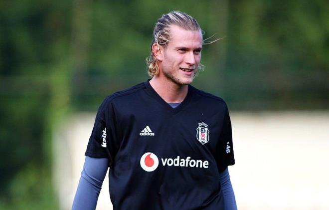 Beikta'n Liverpool'dan transfer ettii Alman kaleci Loris Karius, Instagram'dan Melis Aya Deirmenciolu'na DM'den (Direk mesaj) mesaj gnderdi.