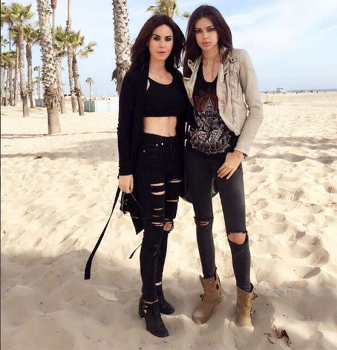 Cem Ylmaz&#8217;la yaad akla u sralar sk sk gndeme gelen Defne Samyeli zaman zaman kzlar Derin ve Deren ile de konuuluyor!