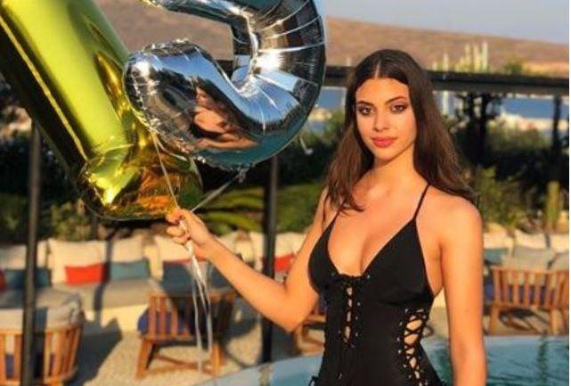 Derin de kendi hesabndan elinde 15 saysn tuttuu uan balonlarla objektife glmsedi.