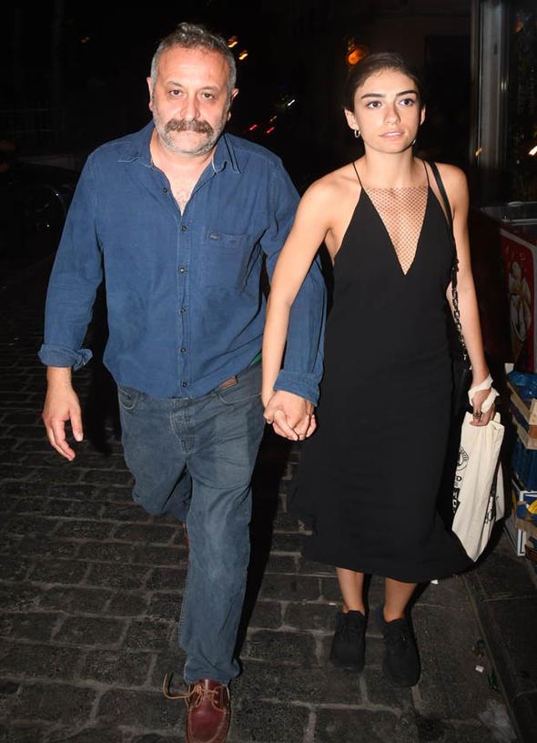 LK KEZ KAMADILAR    nl ynetmen Onur nl ve oyuncu Hazar Ergl nceki gece Asmalmescit Corridor adl mekanda k ilk kez kamayarak el ele objektife takld.