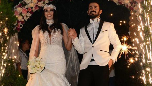 Mucize filmiyle adn duyuran Seda Tosun, mzisyen Eymen Adal ile nceki gn nikah masasna oturdu.