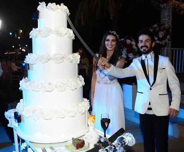 Mutlu ift 250 davetlinin katld bir trenle dnyaevine girdi.