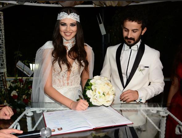 Yaklak iki yldr iliki yaad Eymen Adal'la getiimiz ay nianlanarak byk bir srpriz yapan oyuncu Seda Tosun, daha nce kasm ay olarak aklad dnn yine srpriz bir kararla ne ekmiti.