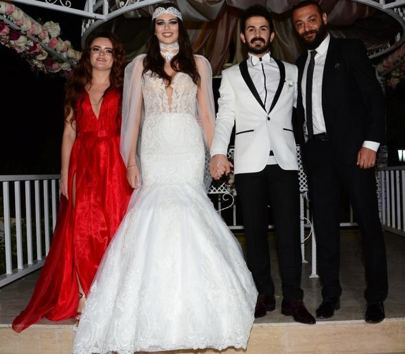 Nikah treninde gelinin ahitliini yakn arkada Aye Nokay, damadn nikah ahitliini ise Seda Tosun'un 'Kertenkele' dizisinden rol ald arkada Caner Atacan yapt.