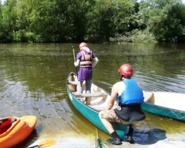 50. Nehirde kanoyla yolculuk yapmak