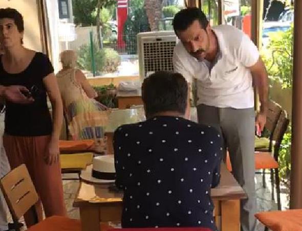 Modac Barbaros ansal, Kuzey Kbrs Trk Cumhuriyeti'nde (KKTC) gittii restoranda, Milliyeti Demokrasi Partisi (MDP) Genel Bakan Buray Bskvt ile karlat.Bskvt, ansal'a tepki vererek "Sosyal medyadan kfrettiin KKTC'de ne iin var?" diye bard. ansal ise Bskvt'nn bu szlerine cevap vermedi.