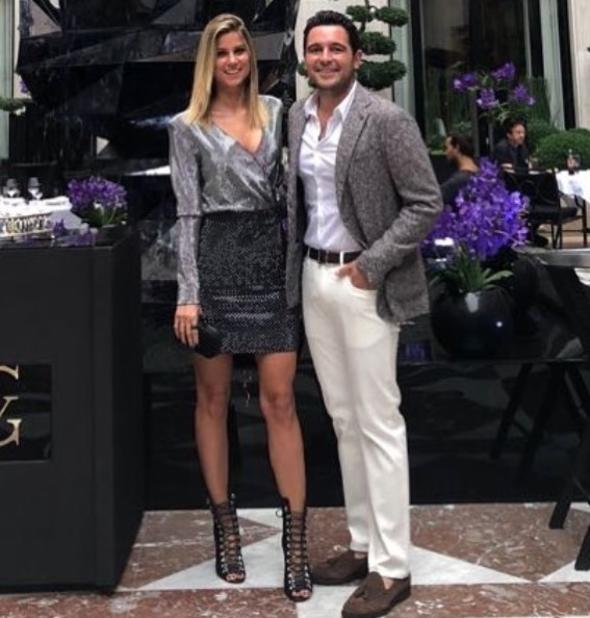 Hac Sabanc ve sevgilisi Nazl Kay da arkadalarn bu zel gnlerinde yalnz brakmad.