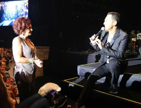 ANNES LE DET YAPTI!    Konserin ikinci yarsnda &#8216;Bilsem Ki&#8217; arksn annesi ile beraber seslendiren Serdar Orta, seyircilere byk bir srpriz yaatt. Anne Nesrin Orta&#8217;n performans dinleyiciden alk ald.