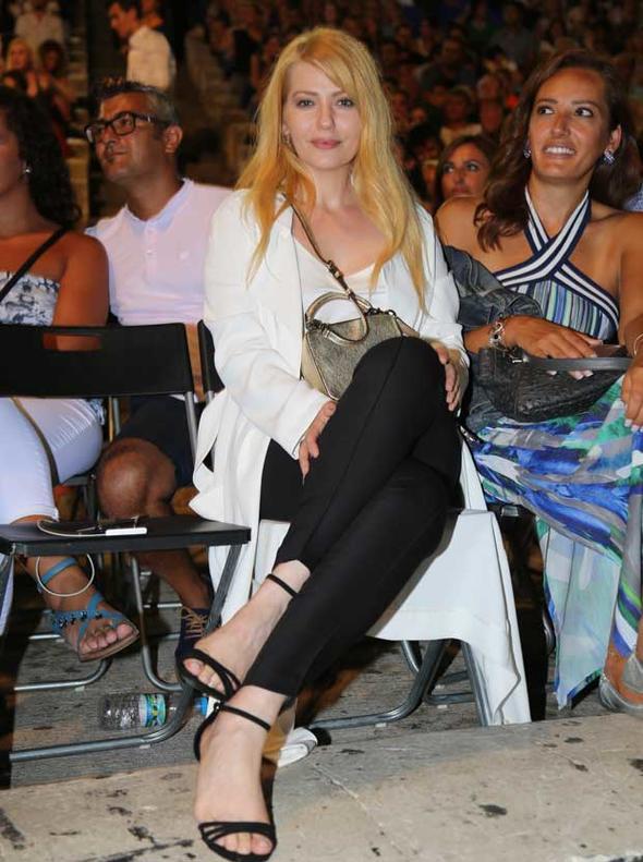 Sanaty dinlemeye gelenler arasnda ei Chloe Orta, annesi Nesrin Orta, Sinan Akl, mr Gedik, Ferman Toprak, Sera Tokdemir ve Ceyhun elikten gibi nl isimler de vard.