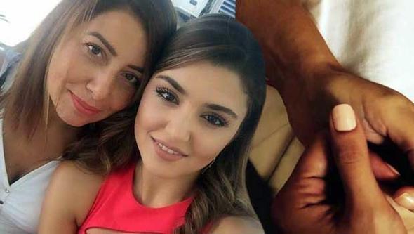 Oyuncu Hande Erel'in annesi Aylin Erel austos aynda aniden rahatszlanarak hastaneye kaldrlmt.    Yaplan tetkiklere ramen tehis konulamayan Aylin Erel'in hastanedeki tedavisi 20 gndr devam ediyor.