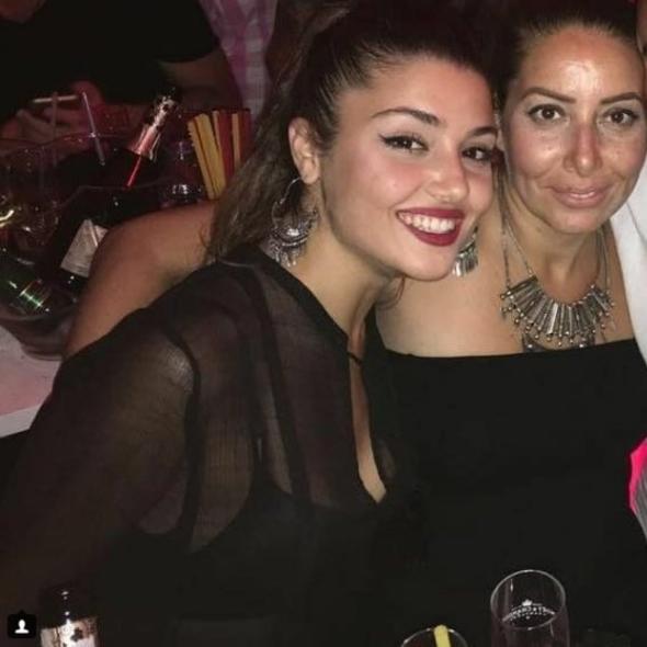 "Sen dnyann en gzel en gl kadnsn ...Biz...Ablam, babam, sen ve ben...Hep birlikte birok eyin stesinden geldik yine geleceiz.Ne kadar gzel bir aileye sahibim her zaman farkndaydm da u geirdiimiz zor gnlerde daha da ok krediyorum... "