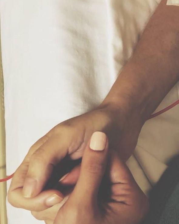 "Canm annem... Evrende her eyin bir dng olduunu, sevginin, iyiliin verdike oaldn ve katlanp seni bulduunu, en zor snavlarmzda bile yrekten skretmeyi bana sen rettin. Senin gzlerindeki yaam sevincini grdke her eyi gsleyebilirim ve kalbimdeki inan tahmin bile edemeyeceim bir gle beni ayakta tutuyor."