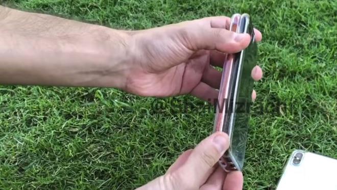 iPHONE X PLUS    iPhone X Plus'ta ise 6.5 in�lik �er�evesiz ekranla kullan�c�lara daha b�y�k bir ekran vaat ediliyor.