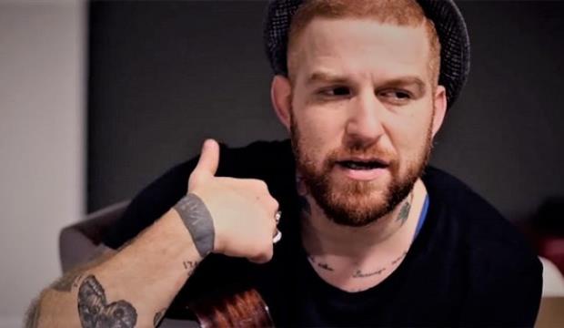 �nce, 5 y�ld�r programda olan G�khan �zo�uz, m�zik �al��malar� nedeniyle ekipten ayr�ld���n� duyurdu.