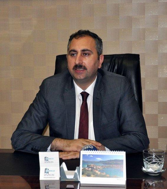 ABDULHAM�T G�L ADALET BAKANI  Ankara �niversitesi Hukuk Fak�ltesini bitirdi.