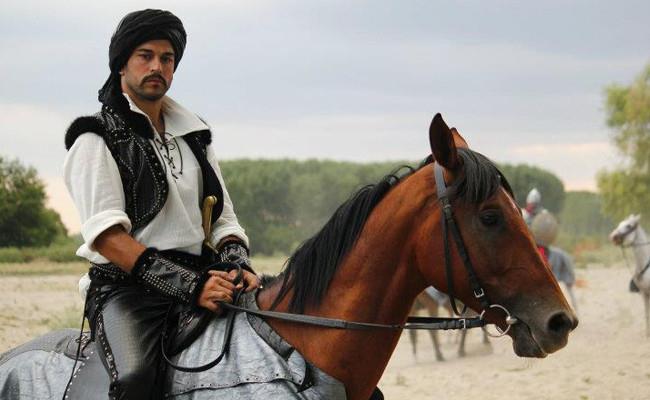 TRT 1 ekranlar�nda yay�nlanan sevilen dizi Dirili� Ertu�rul'da yak���kl� oyuncu Burak �z�ivit'i Osman Gazi rol�nde g�rece�imizi ge�ti�imiz g�nlerde ��renmi�tik. Ancak Burak �z�ivit'i Eyl�l'de ba�layacak olan yeni sezonda g�remeyebiliriz. Posta gazetesi yazar� Mesut Yar'�n k��esinde detaylar�n� anlatt��� bu yeni geli�meyle ilgili bak�n neler s�yledi.