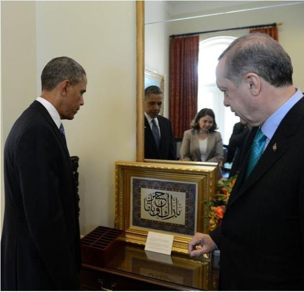 Scak bir atmosferde gerekleen karlamada Erdoan, Obama'ya hat ile 'Barack Hseyin Obama' yazl bir tablo hediye etti.
