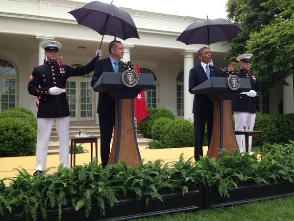 Avrupa Birlii Bakan ve Bamzakereci Egemen Ba, "Beraber slandk biz bu yamurda" yorumunu kulland. Ba, paylat fotorafta, "Beraber slandk yaan yamurda, ABD'ye de herey Trkiye'yi hatrlatyor. Model ortakln hedefi kresel bar" ifadelerini kulland.