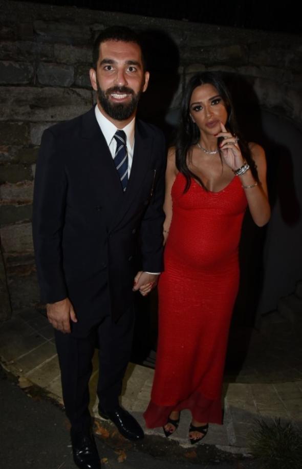 Arda Turan, d���ne hamile e�i Asl�han Do�an’la birlikte geldi.