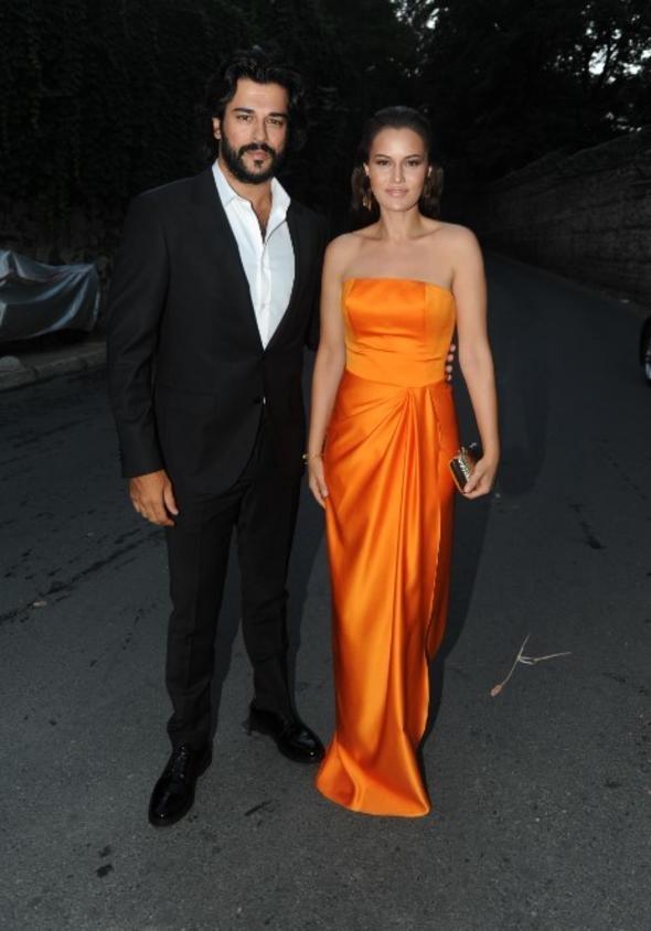 Burak �z�ivit TRT 1’deki ‘Dirili� Ertu�rul’da ‘Osman Gazi’yi oynayacak. Bu y�zden sa�lar�n� uzatt�, sakal b�rakt�. Burak �z�ivit “Sosyal medyada �ark�c� �smail YK’ya benzetildiniz, ne diyorsunuz?” sorusundan hi� ho�lanmad�. R�portaj� kesti.