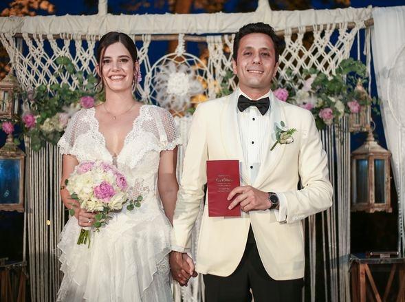 Ferhan �ensoy ile Derya Baykal’�n k�zlar� M�jgan Ferhan �ensoy, �nceki ak�am yakla��k 3 y�ld�r birlikte oldu�u Cem ��et ile nikah masas�na oturdu. Tarabya’daki Frans�z Bah�eleri’nde ger�ekle�en d���ne sanat d�nyas�ndan bir�ok �nl� isim kat�ld�. D���ne kat�lan �nl� isimler ��kl�klar� ile g�z kama�t�rd�.