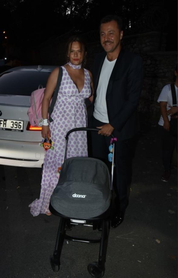 Asl�can Orcan ve Yetkin Dikinciler d���ne may�s ay�nda d�nyaya gelen k�zlar� L�l ile kat�ld�.