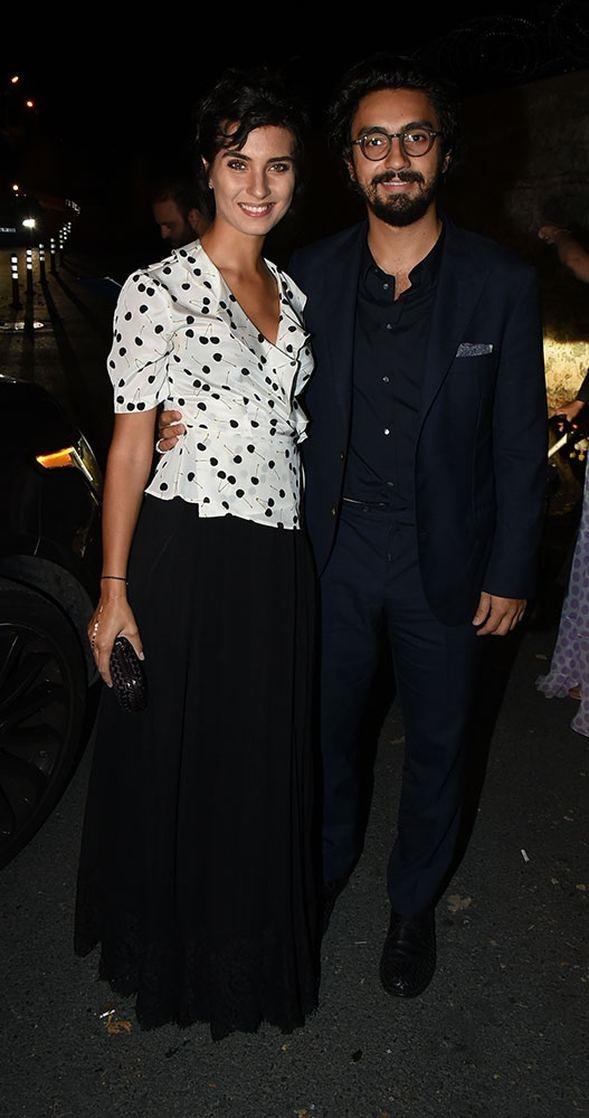 Tuba B�y�k�st�n ile sevgilisi Umut Evirgen objektiflere ilk kez g�lerek poz verdi.