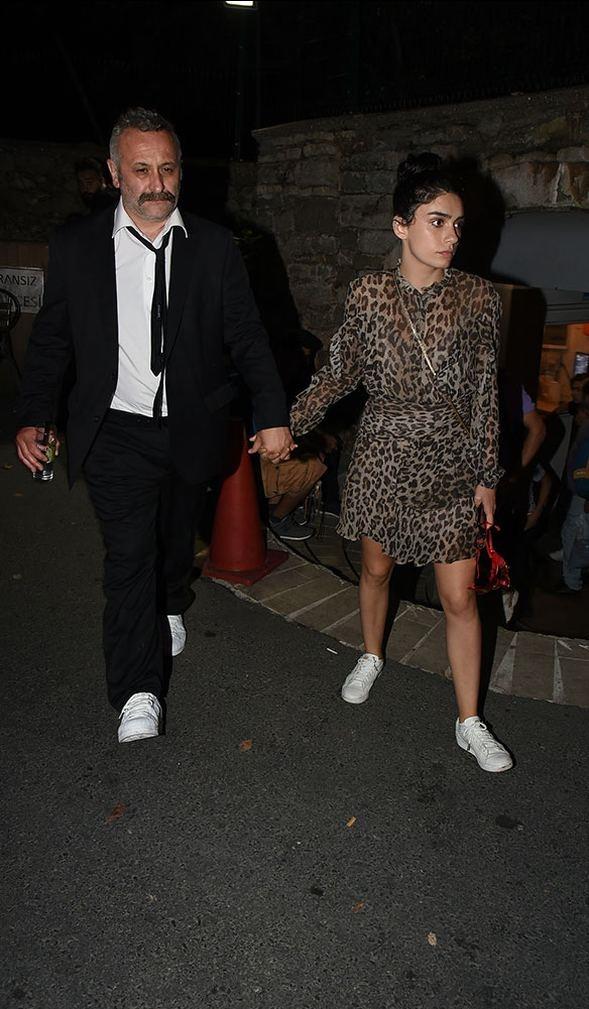 B�yle ��kt�. Hazar Erg��l� objektifleri g�r�nce s�k�lan sevgilisi, y�netmen Onur �nl�’y� elinden tutup otomobile g�t�rd�.