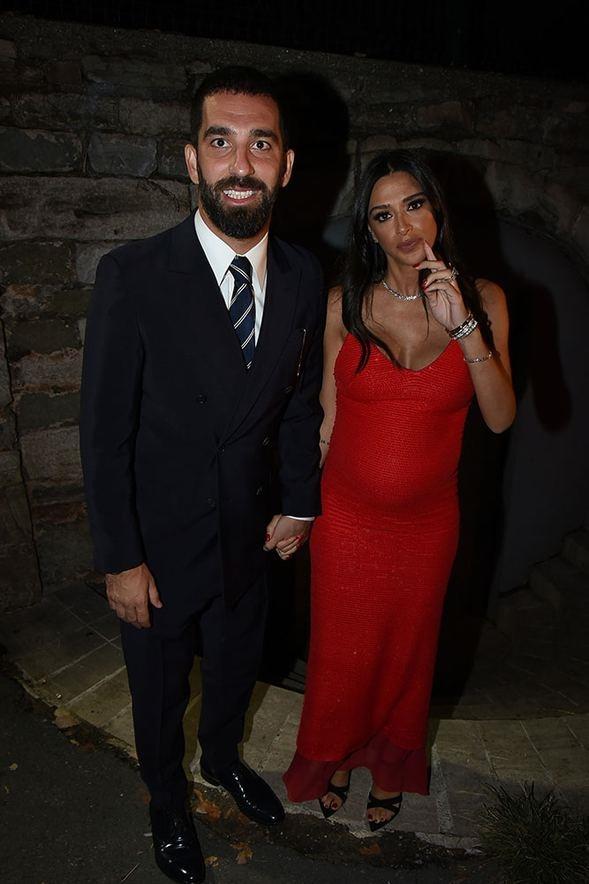 Futbolcu Arda Turan’�n e�i Asl�han Do�an Turan 7 ayl�k hamile. Arda Turan “Arda Hamza’ya kavu�mam�za 2.5 ay kald�. �ok heyecanl�y�z” dedi.