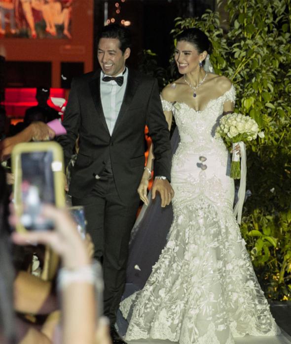 TAHT BZE SRPRZD  Mert Frat ei dil Frat&#8217;n kna gecesine tahtla gelmesi zerine yaplan eletirilere &#8220;Yorumlar bizi etkilemedi. Organizatrn bir kle taciri, arkadalarn da kle olmadn biliyoruz. Hepsi mesleklerini icra ediyorlar.Knaya getirilen taht bize srprizdi &#8221; dedi.