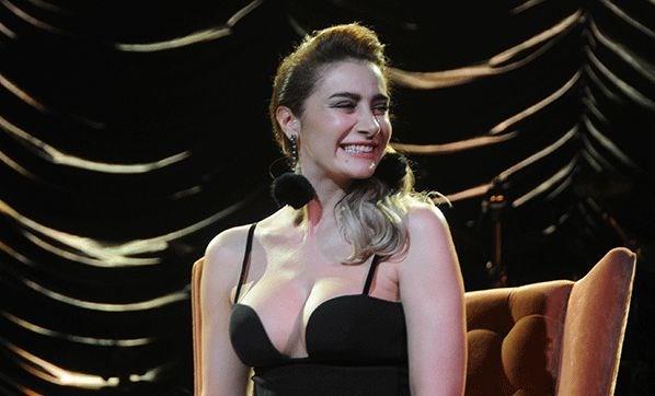 S�la Gen�o�lu 24 Kas�m ��retmenler G�n� nedeniyle ��rencilik y�llar�ndan bir foto�raf payla�t�.