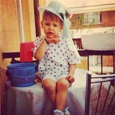 26 ya��ndaki oyuncunun �ocukken �ekilen karesinde bir balkonda masan�n �zerinde oturarak poz verdi�i g�r�l�yor.