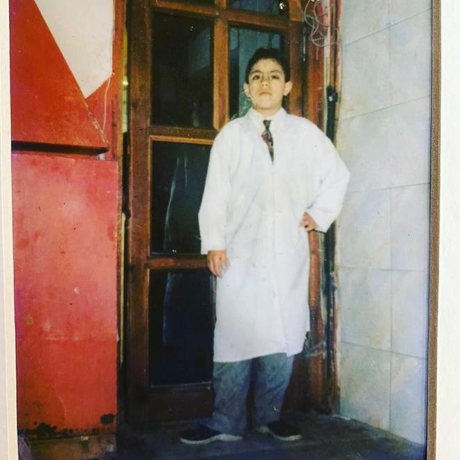 NUSRET G�K�E    Saltbae hareketiyle t�m d�nyaya tan�n�r hale gelen ve son olarak ABD-Miami'de restoran a�arak d�nyaca �nl� ismi a��rlayan Nusret G�k�e sosyal medyadan �ocukluk foto�raf�n� yay�nlad�.       Takip�ilerine nostalji ya�atan Nusret, foto�raf�n� "Hayat �niversitesi ya� 15" notuyla payla�t�.