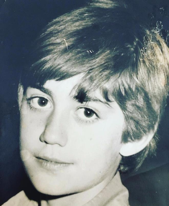 �ocuklar Duymas�n'�n Haluk'u Tamer Karada�l� �ocukluk foto�raf�n�, "Tamer 10 ya��nda.." mesaj�yla yay�nlayarak takip�ilerine nostalji ya�att�.