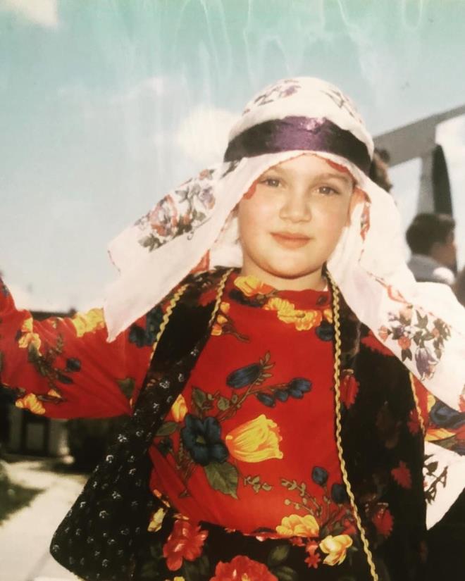 DERYA �ENSOY    Derya Baykal, 28 ya��na giren k�z� Derya �ensoy'un do�um g�n�n� sosyal medyadan yay�nlad��� �ocukluk foto�raf�yla kutlad�. Baykal, "K�����m �yi ki do�dun... mutlu sa�l�kl� ba�ar�l� y�llar�n olsun... Seni �oookkk seviyorummmm" notuyla �ensoy'un y�llar �nce �ekilmi� karesini payla�t�.