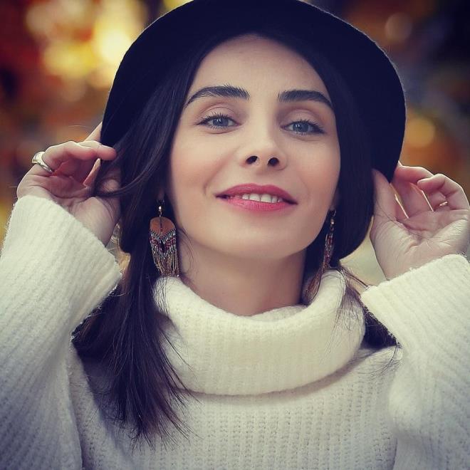 NUR FETTAHO�LU    Son olarak �i dizisine konuk oyuncu olarak kat�lan Nur Fettaho�lu, Instagram hesab�ndan �ocuklu foto�raf�n� payla�t�.