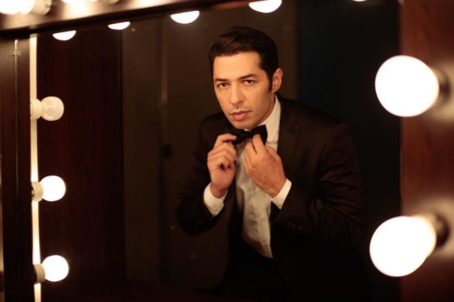 MERT FIRAT  Ufak Tefek Cinayetler'de Serhan karakterini canland�ran Mert F�rat'�n Ankara �niversitesi Dil ve Tarih-Co�rafya Fak�ltesi Tiyatro B�l�m�’nde okurken �ekilmi� foto�raf� ortaya ��kt�.