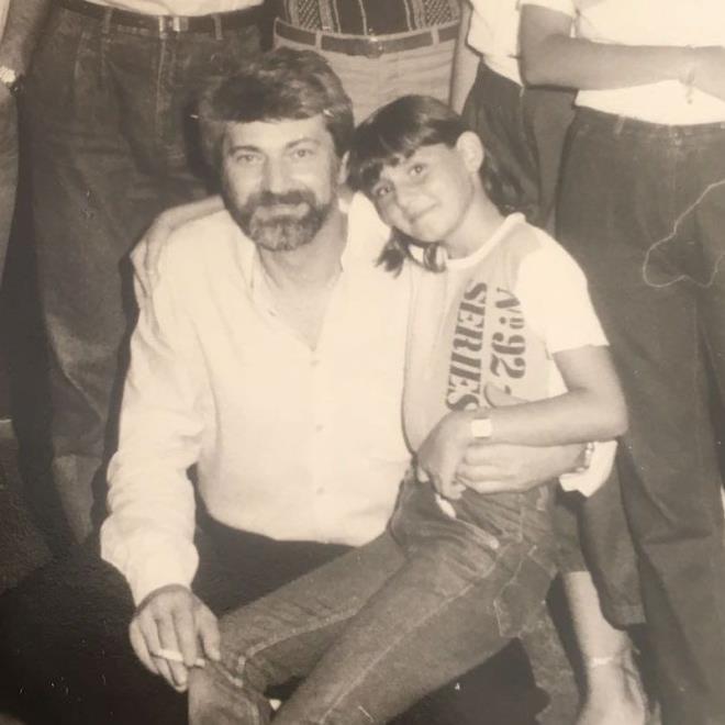 PINAR ALTU�  �ocuklar Duymas�n dizisiyle y�ld�z� parlayan P�nar Altu� �ocukluk foto�raf�n� "Babam ve ben" notuyla Instagram'dan g�r�c�ye ��kard�.