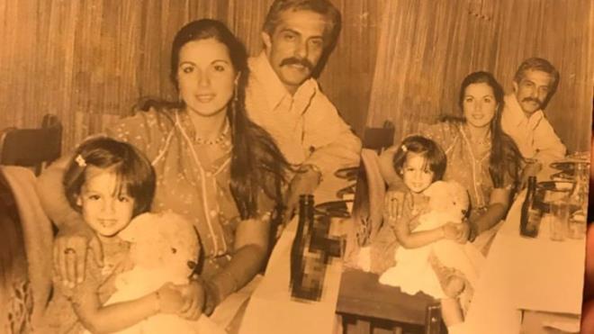 Oyuncu Do�a Rutkay Kamal, sosyal medya hesab�ndan �ocukluk d�nemine ait oyuncak ay�s� Mi�a'y� ve onun hikayesini anlatt�. Do�a Rutkay payla�t��� �ocukluk y�llar�na ait foto�rafla an�lar�n� canland�rd�.    Ailecek �ekildikleri bir kareyi payla�an �nl� oyuncu foto�raf�n alt�na �u mesaj� yazd�: Annem babam ben ve ay�m Mi�a... Ay�m Mi�a yegane oyunca��md�. Babam Rusya'ya tiyatro turnesine gitti�inde alm��t�. Sanki b�t�n �ocuklu�um, Mi�a’n�n g�zlerinden bana bakar... �imdilerde Mi�a bebek odas�nda yerini alan tek oyuncak. Geleceklerime beni anlatmay� bekliyor. G�nayd�n �ocuklu�umuz.