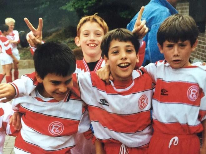 Milli forma i�in T�rkiye'yi tercih eden ve Be�ikta�'tan sonra Trabzonspor'da futbol kariyerine devam eden 30 ya��ndaki �ahan, Instagram hesab�ndan payla�t��� �ocukluk karesine, "Ben �ocukken" notunu yazd�.     �te yandan �ahan'�n arkas�ndan kulak i�areti yapan �ocukluk arkada�� ise Almanya b�lgesel lig tak�mlar�ndan Uerdingen'de futbol hayat�na devam ediyor.